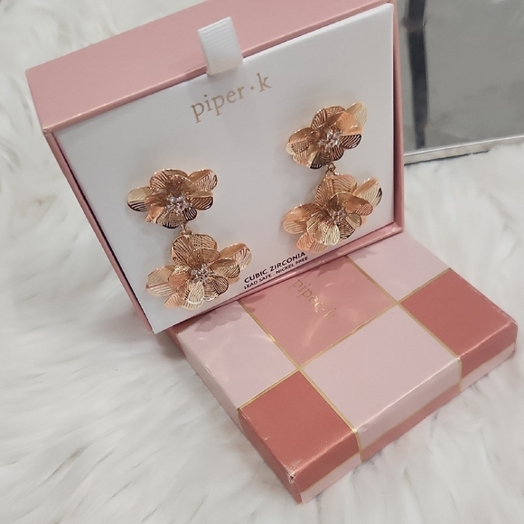 🔹️Piper K 🔹️ Gold Flower Blossom  Layered Petal Cubic Zirconia Drop Earrings - Picture 4 of 5